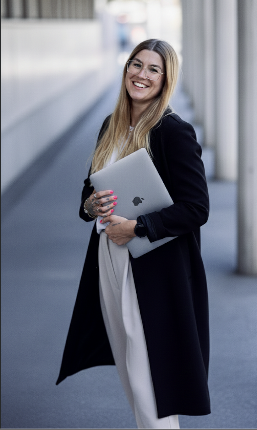 Anna Orzelski mit Laptop, Social Media Managerin und Yogalehrerin